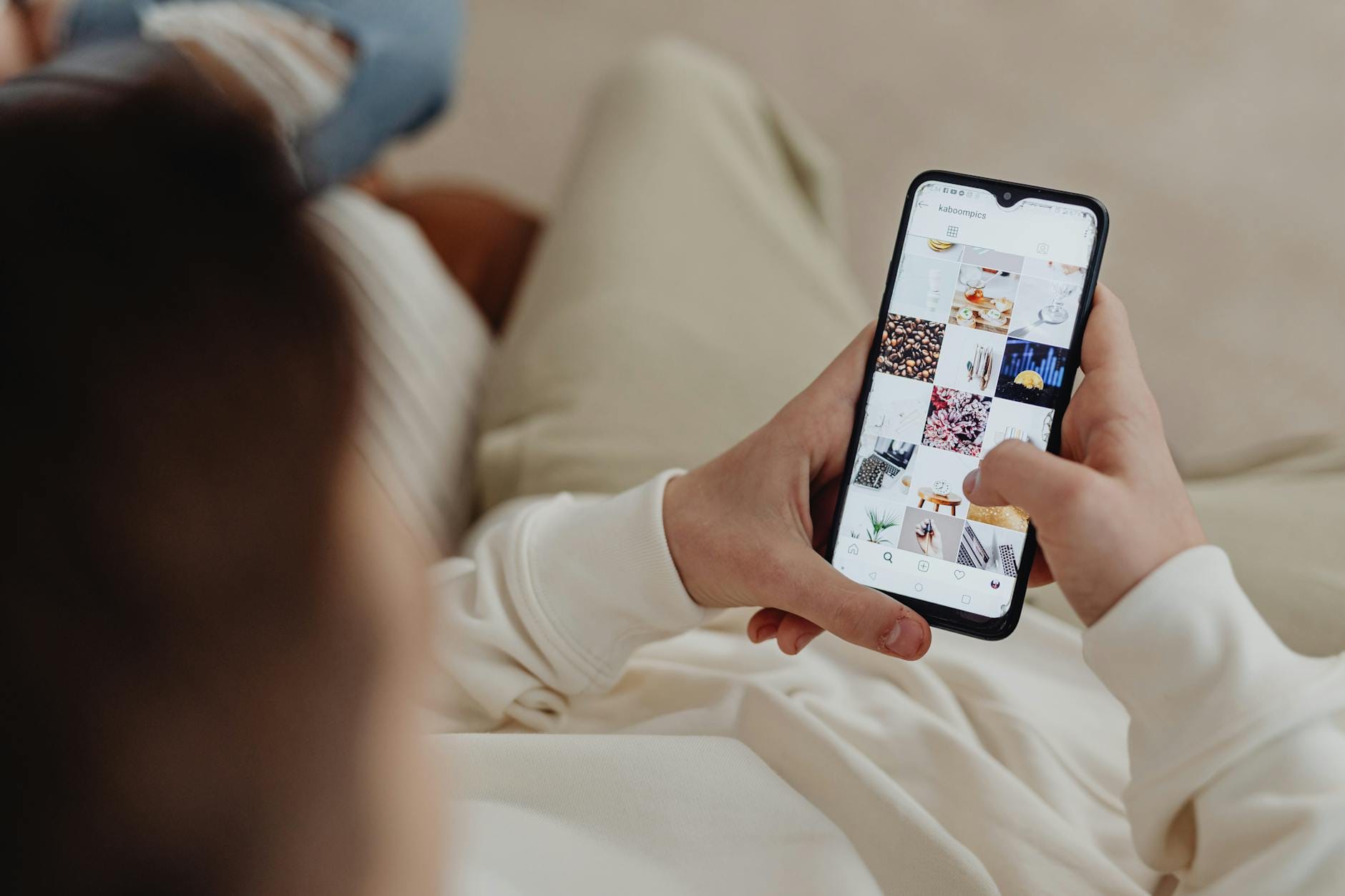 Osoba przegląda Instagram na smartfonie w domu