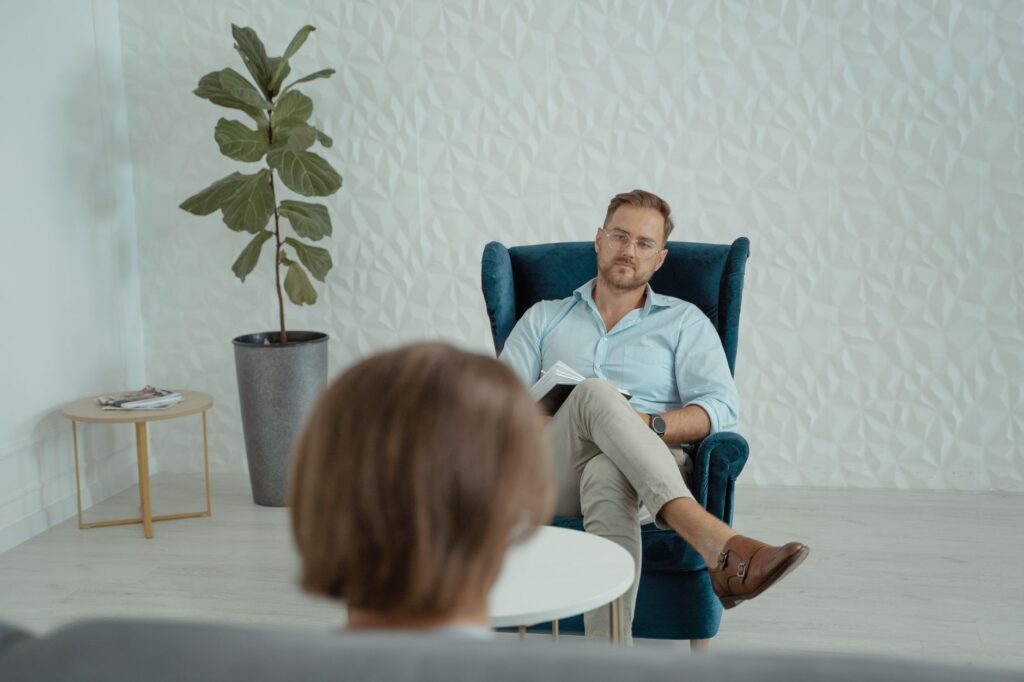 Mężczyzna podczas sesji konsultacyjnej z psychoterapeutą w gabinecie